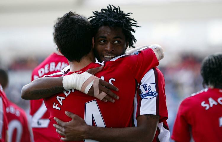 Arsenal's Alexandre Song fejrer sin scoring til 4-1 med holdkammeraten Cesc Fabregas. 