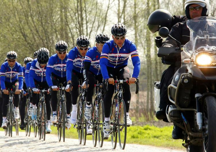 Quick Step-holdet - her samlet til træning i ugens løb - står stærk før det 107. Paris-Roubaix med sidste års vinder, Tom Boneen, og årets vinder af Flandern Rundt, Stijn Devolder. 
