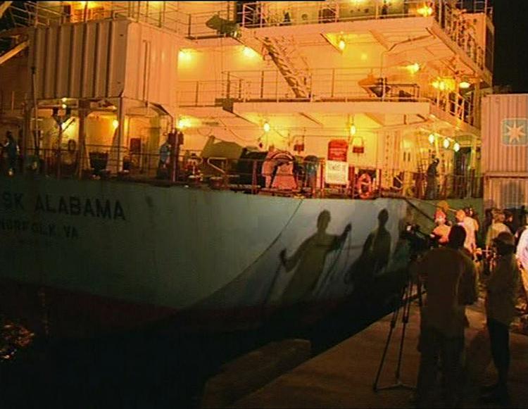 'Maersk Alabama' ved kaj i Mombasa, hvor journalister og fotografer står klar. 