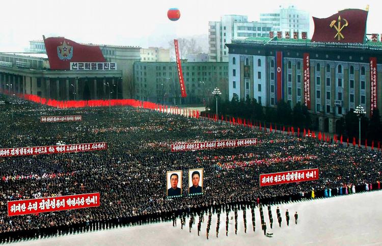 Parade i Nordkoreas hovedstad Pyongyang fredag for at fejre genvalget af Kim Jong Il som landets leder. 