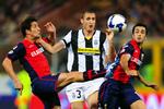 Juventus' Giogio Chiellini er kommet i en sandwich mellem Genoas Vincnezo Sculli (tv.) og Raffaele Palladino. 