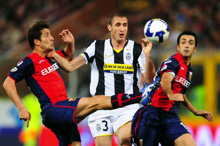 Juventus' Giogio Chiellini er kommet i en sandwich mellem Genoas Vincnezo Sculli (tv.) og Raffaele Palladino. 
