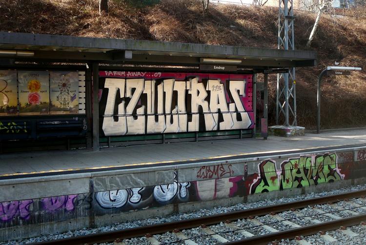 Natten før FC København skulle møde FC Nordsjælland i SAS-ligaen sidste weekend, malede graffitimalere fra det uofficielle fanmiljø dette 'piece' på Emdrup Station. Teksten 'C2 Ultras' dækker over det tribuneafsnit i Parken, hvor ultrabevægelsen i FCK tog sin begyndelse. 