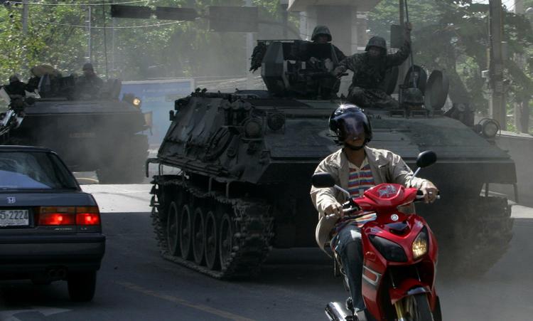 Thailands militær er massivt til stede i Bangkok, efter at byen er blevet erklæret i undtagelsestilstand. 