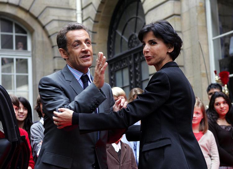 Frankrigs præsident Nicolas Sarkozy med justitsminister Rachida Dati, der i store dele af pressen beskyldes for at være inkompetent. Om få uger fratræder hun da også posten. Foto: Remy de la Mauviniere/AP 