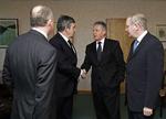 Den engelske premierminister Gordon Brown (nummer to fra venstre) mødtes med de nordirske ledere - blandt dem Martin McGuiness (th) efter drabene i marts. 