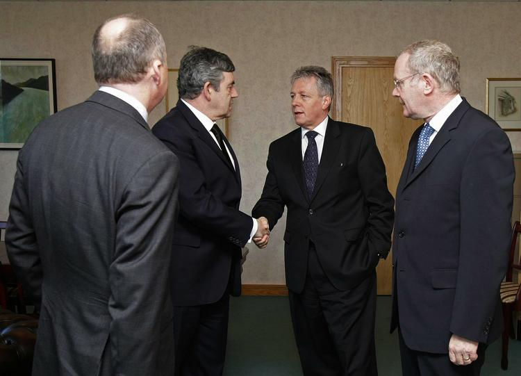 Den engelske premierminister Gordon Brown (nummer to fra venstre) mødtes med de nordirske ledere - blandt dem Martin McGuiness (th) efter drabene i marts. 