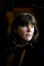 Pia Juul voksede op i Rørbæk i Himmerland, hvor hun flyttede til som 6-årig. Hun så altid sig selv som tilflytter, og der gik mange år, før hun opdagede, at de små byer i hendes noveller som regel var en eller anden udgave af lige netop Rørbæk. Foto: Miriam Dalsgaard 