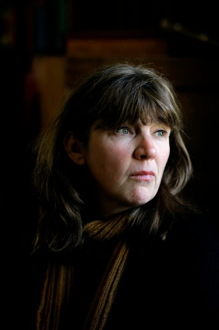 Pia Juul voksede op i Rørbæk i Himmerland, hvor hun flyttede til som 6-årig. Hun så altid sig selv som tilflytter, og der gik mange år, før hun opdagede, at de små byer i hendes noveller som regel var en eller anden udgave af lige netop Rørbæk. Foto: Miriam Dalsgaard 