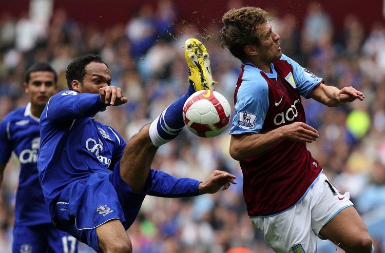 Joleon Lescott får ram på Aston Villas Stiliyan Petrov i 3-3-kampen i Birmingham. 
