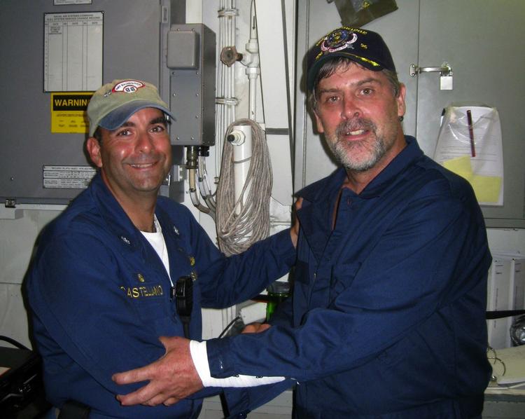 Richard Phillips (th.) lykønskes af den øverstkommanderende på det amerikanske krigsskib 'USS Bainbridge, Frank Castellano, efter at være sluppet fri. 