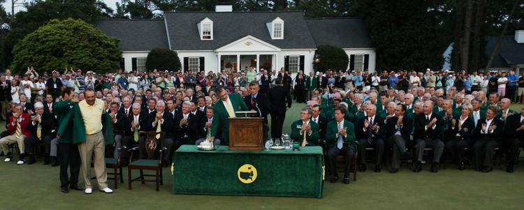 Drømmeøjeblikket i enhver golfkarriere: Sidste års vinder, Trevor Immelmann, hjælper årets vinder, argentinske Angel Cabrera, den mørkegrønne vinderjakke på. 