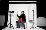Sune Berg Hansen poserer for fotografen med de spillekort, han ernærer sig ved i sin funktion som professionel pokerspiller. Men han er også ferm ved et skakbræt, og er nu blevet danmarksmester for femte gang. 