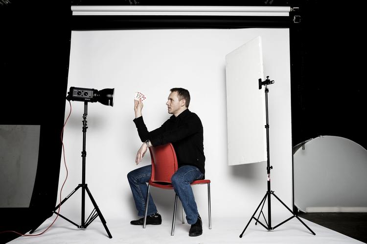 Sune Berg Hansen poserer for fotografen med de spillekort, han ernærer sig ved i sin funktion som professionel pokerspiller. Men han er også ferm ved et skakbræt, og er nu blevet danmarksmester for femte gang. 