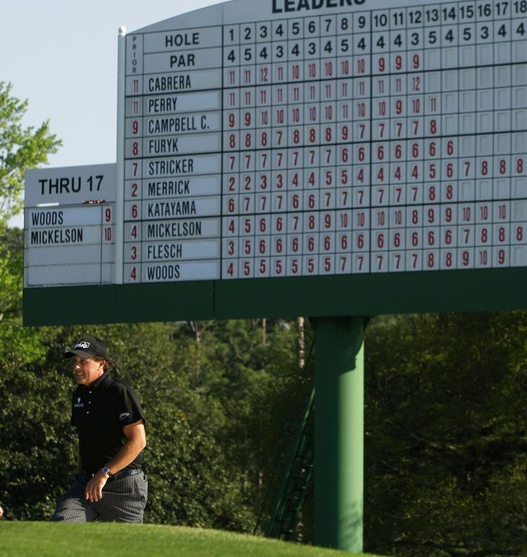 Phil Mickelson på vej mod 18. hul på finaledagen i U.S. Masters. 
