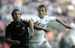 Jesper Grønkjær - her i kamp om bolden med Vejles Brian Priske - spillede en god kamp for FCK, og scorede sidst første mål i over et år. 