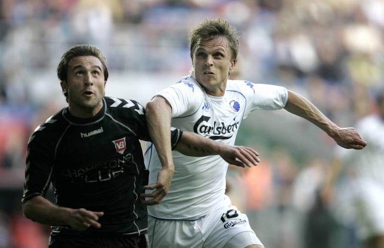 Jesper Grønkjær - her i kamp om bolden med Vejles Brian Priske - spillede en god kamp for FCK, og scorede sidst første mål i over et år. 