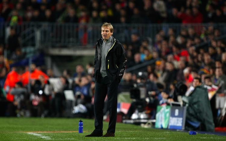 Jürgen Klinsmann kunne blot se til, at hans spillere blev udspillet mod Barcelona i sidste uge. Nu gælder det æresoprejsning tirsdag aften. Arkivfoto. 