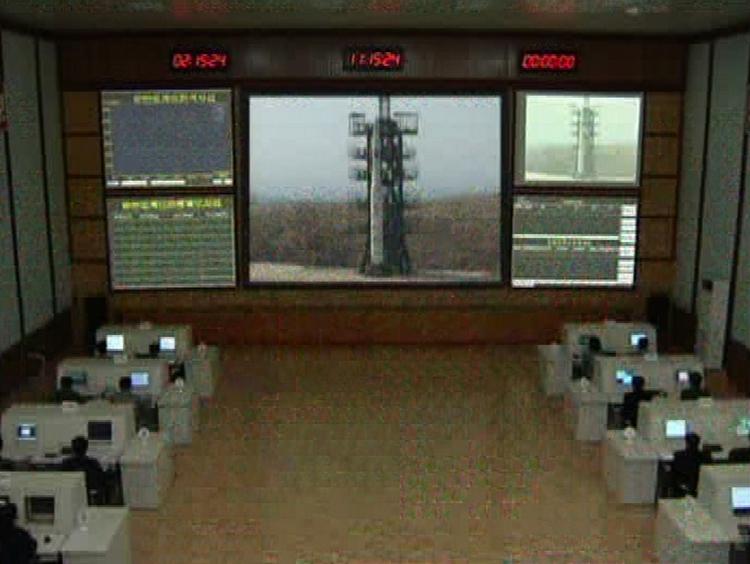 Affyringen af den nordkoreanske raket har fået FN's fordømmelse. Fotoet her fra det statslige tv viser kontrolrummet i Nordkorea, kørt før affyringen af raketten. 