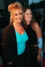 Marilyn Chambers (t.v.) ses her med skuespillerinden Tracy Hutson, der spillede Chambers i filmen 'Rated X'. Arkivfoto. 