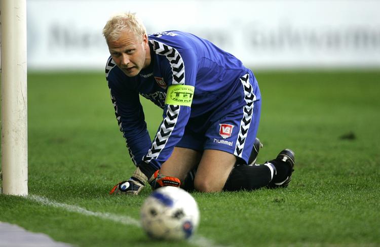 Spillet på banen er »ikke tilfredsstillende«, siger vejles ledere, men der er overskud i pengekassen. På billedet målmand ses Jimmy Nielsen. Arkivfoto. 