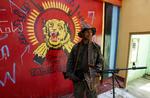 Regeringssoldat står vagt foran en forladt bygning, med De Tamilske Tigres (LTTE) karakteristiske røde flag i baggrunden prydet af en gul tiger. LTTE har lidt et historisk stort tab i kampe mod regeringshæren, som midlertidigt er standset. 