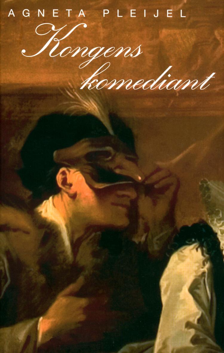 Agneta Pleijel (f. 1940) fortæller med suveræne greb om teatret og livet ved det svenske hof. Forsideillustration: Detalje fra Benoit Le Coffre: 'En maskerade'.