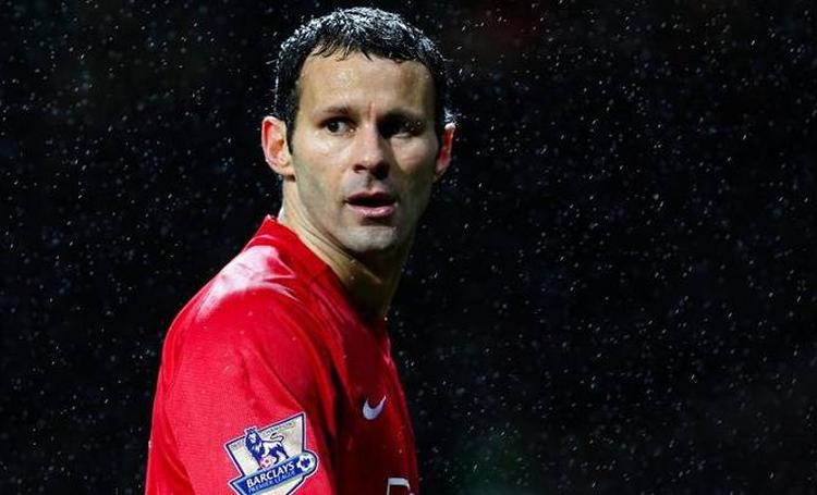 Hvis det står til manager Alex Ferguson, ville det være fortjent, om Ryan Giggs tog titlen som årets fodboldspiller i England foran sine Manchester United-kolleger - og så Liverpools Steven Gerrard. 
