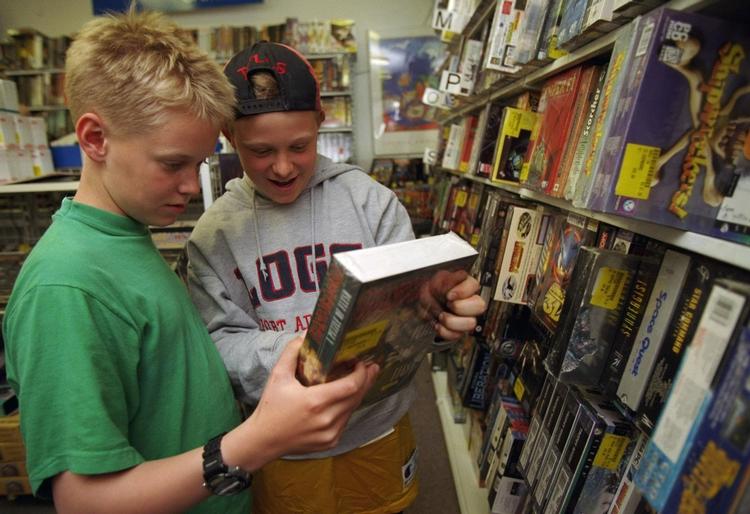 To drenge kigger på voldelige computerspil. Arkivfoto. 
