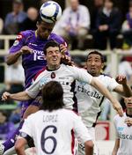 Fiorentinas brasilianer, Felipe Melo, kommer her øverst i en hovedstødsduel i opgøret mod Cagliari. Nu har han fået fem dages karantæne for et slagsmål efter kampen. Arkivfoto. 
