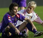 Simon Kjær - her sammen Fiorentinas Adrian Mutu efter en Serie A-kamp i marts - er jagtet vildt i Italien, ifølge La Gazzetta dello Sport. Arkivfoto. 