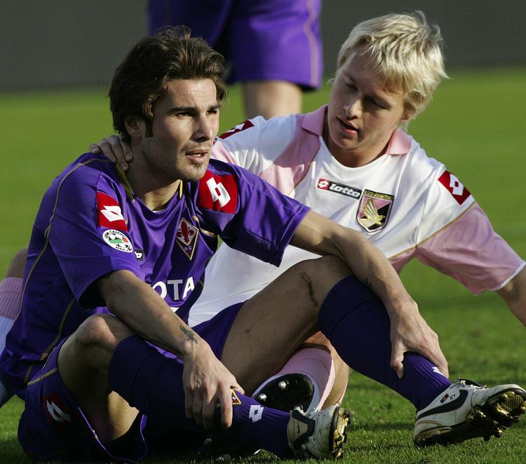 Simon Kjær - her sammen Fiorentinas Adrian Mutu efter en Serie A-kamp i marts - er jagtet vildt i Italien, ifølge La Gazzetta dello Sport. Arkivfoto. 
