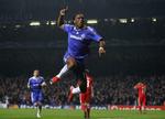 Chelsea's Didier Drogba fejrer sin reducering til 1-2. En scoring, som Liverpools målmand, Pepe Reina, burde have grebet. 