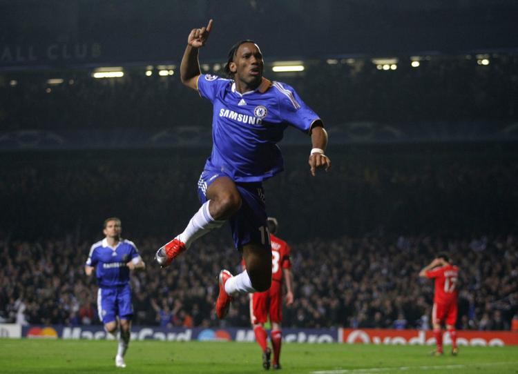 Chelsea's Didier Drogba fejrer sin reducering til 1-2. En scoring, som Liverpools målmand, Pepe Reina, burde have grebet. 