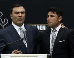 Oscar De La Hoya til venstre var ved at bryde ud i gråd, da han bekendtgjorde, at boksekarrieren er slut. 