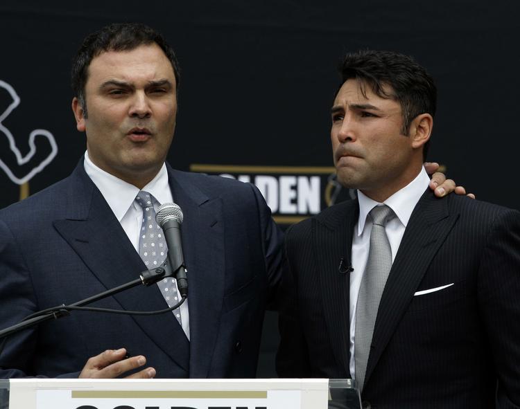 Oscar De La Hoya til venstre var ved at bryde ud i gråd, da han bekendtgjorde, at boksekarrieren er slut. 