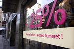Flere butikker forsøgte under finanskrisens start at muntre kunderne op med lavere priser. Det er slut nu - i hvert fald når det gælder tøj og sko. 