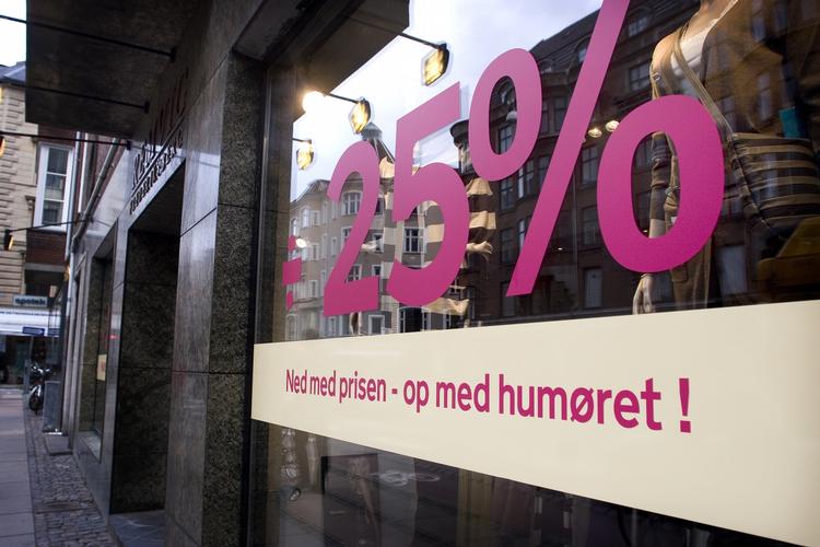 Flere butikker forsøgte under finanskrisens start at muntre kunderne op med lavere priser. Det er slut nu - i hvert fald når det gælder tøj og sko. 