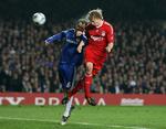 Intens fight rakte ikke for Liverpool. Chelsea er klar til semifinalen mod Barcelona. Dirk Kuit, th., i hovedstødsduel med Ricardo Carvalho. 