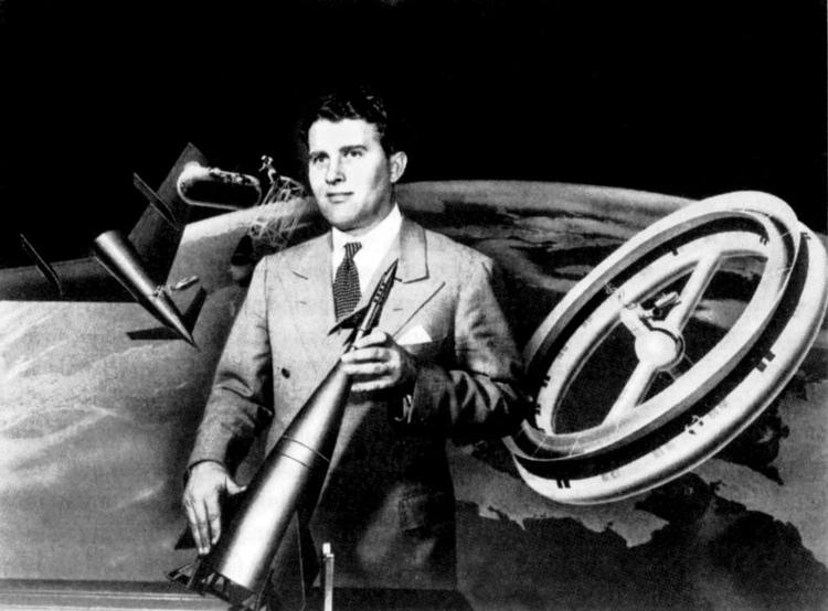 Wernher von Braun med Disneyraket og ugebladsillustrationer 1955. Foto: NASM/Deutsches Museum 
