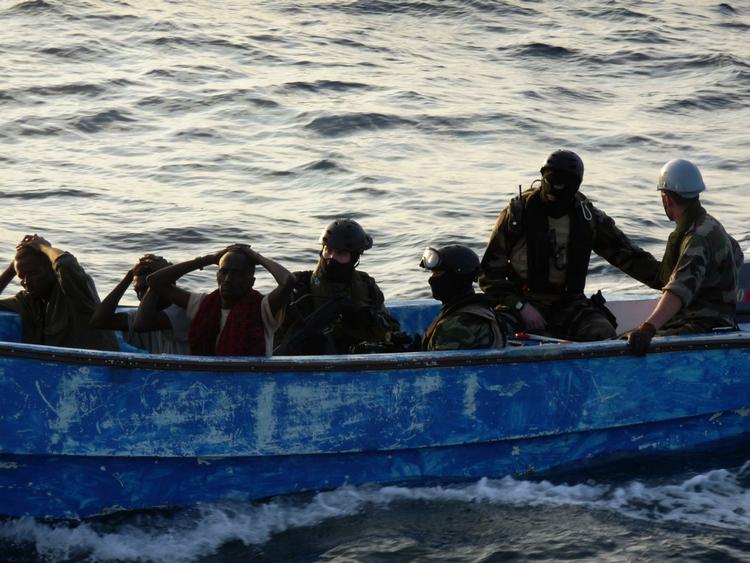 En båd med pirater fra en af de mange kapringer ud for Somalia i den seneste tid. 