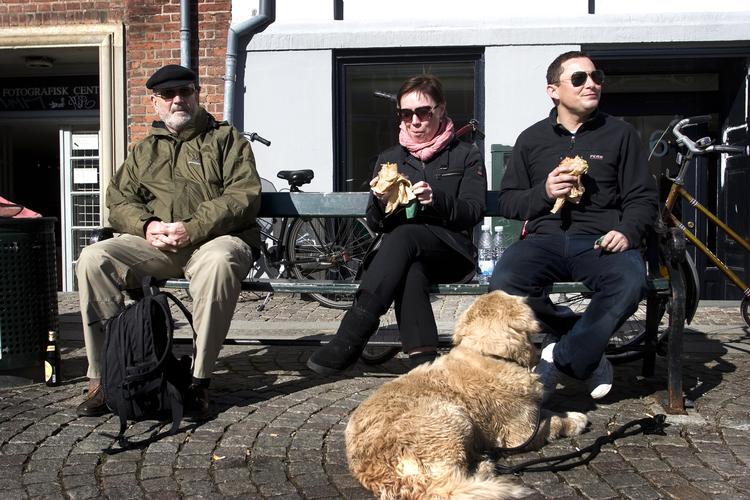 Solen har skruet op for blusset og sender mange af de skadelige UV-stråler ned til os i disse dage. 