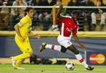 Kolo Toure - her i rødt i de to holds første møde - ligner før kampen mod Villarreal det mest stabile kort i Arsenals forsvar. Arkivfoto. 