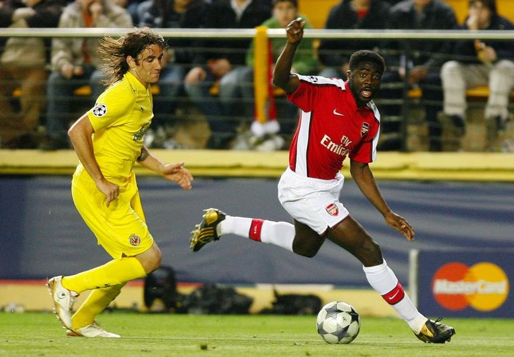 Kolo Toure - her i rødt i de to holds første møde - ligner før kampen mod Villarreal det mest stabile kort i Arsenals forsvar. Arkivfoto. 