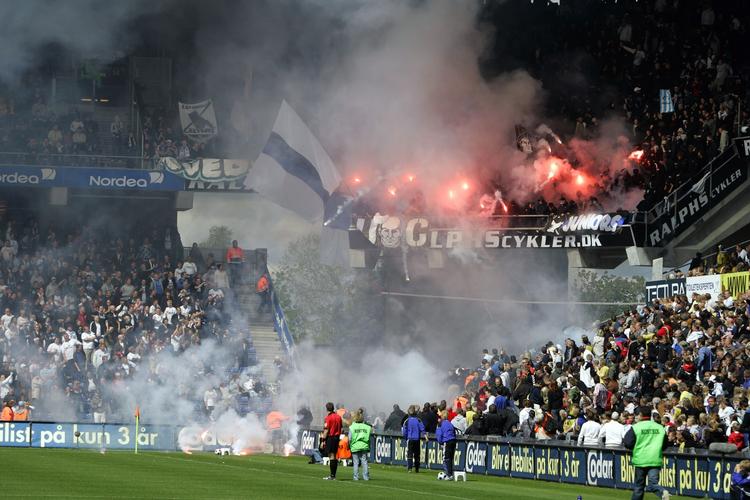 Helt så mange fans som FCK her har Skjold ikke. Til gengæld har deres 2. divisionsklubbens tilhængere stor magt. 