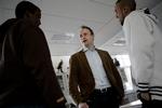 Socialdemokraternes Jakob Hougaard i samtale med skoleelever i Vanløse. Arkivfoto. 