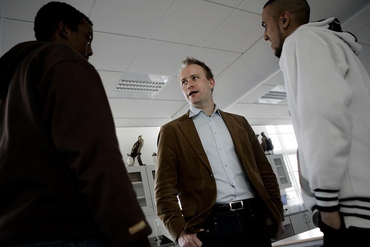 Socialdemokraternes Jakob Hougaard i samtale med skoleelever i Vanløse. Arkivfoto. 