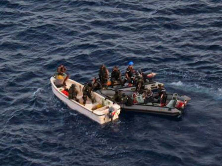Den franske flåde tog i dag 11 pirater til fange, efter at have forfulgt dem siden i går. Fotoet viser en af piraternes både sammen med to af den franske flådes gummibåde. 