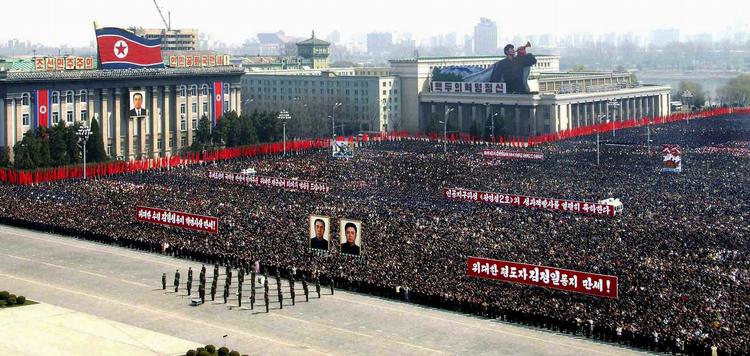 Titusinder af nordkoreanere deltog ifølge det nordkoreanske nyhedsbureau i fejringen af raketaffyringen på Kim Il Sung-pladsen i Pyongyang. Arkivfoto. 