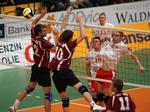 Marienlyst (i rødt og hvidt) har vundet fire ud af de seneste fem danske mesterskaber i volleyball for mænd. Arkivfoto. 